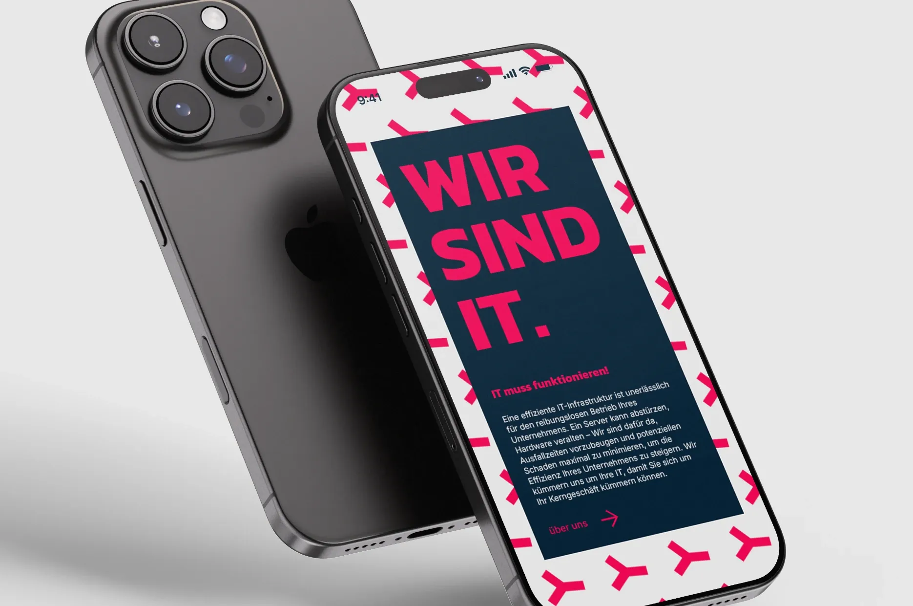 Mobile Ansicht der lakebyte-Website mit dem Slogan ‚WIR SIND IT.‘ auf einem modernen Smartphone